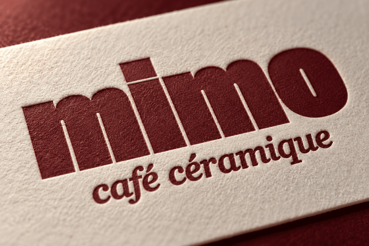 Détail du logo MiMo café céramique sur papier texturé